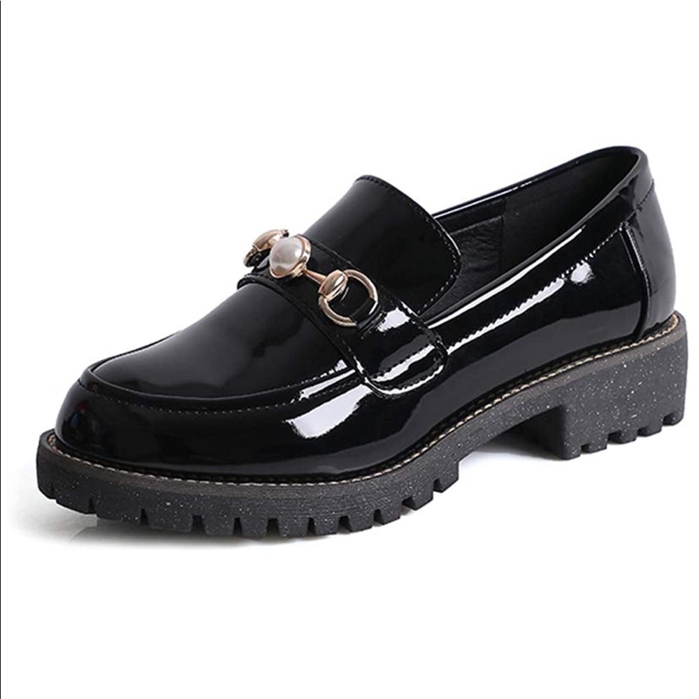 Patent leather Oxford shoes with pearls